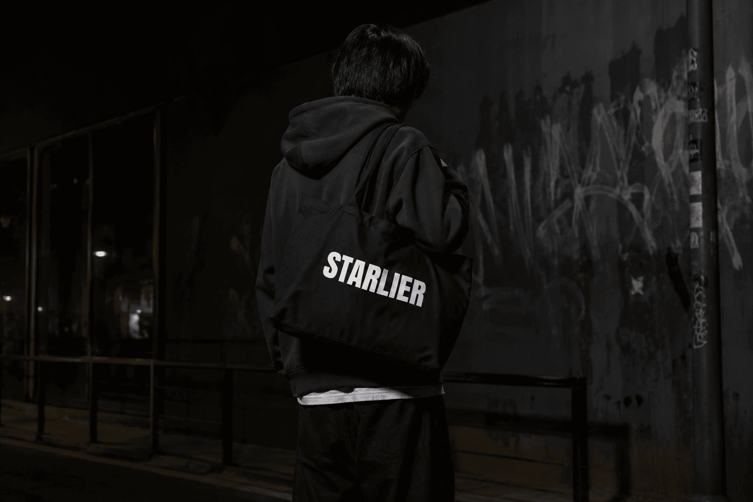 Starlier tote bag carried at night
